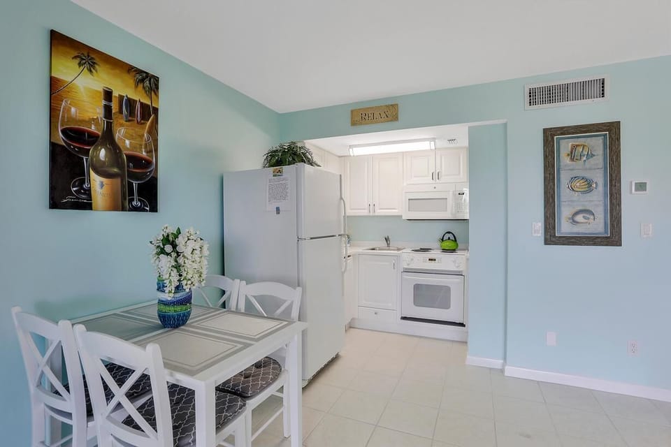 Condo, 1 Queen Bed with Sofa bed (Breezy condo with deluxe pool and pri) | Private kitchen | Fridge, microwave, oven, stovetop