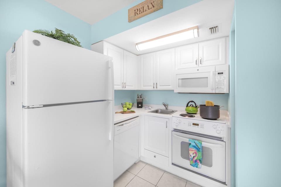 Condo, 1 Queen Bed with Sofa bed (Breezy condo with deluxe pool and pri) | Private kitchen | Fridge, microwave, oven, stovetop