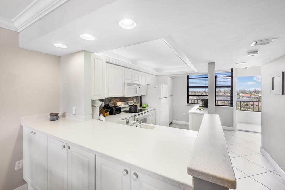 Condo, 1 Queen Bed (Beachfront condo with SW-facing balco) | Private kitchen | Fridge, microwave, oven, stovetop