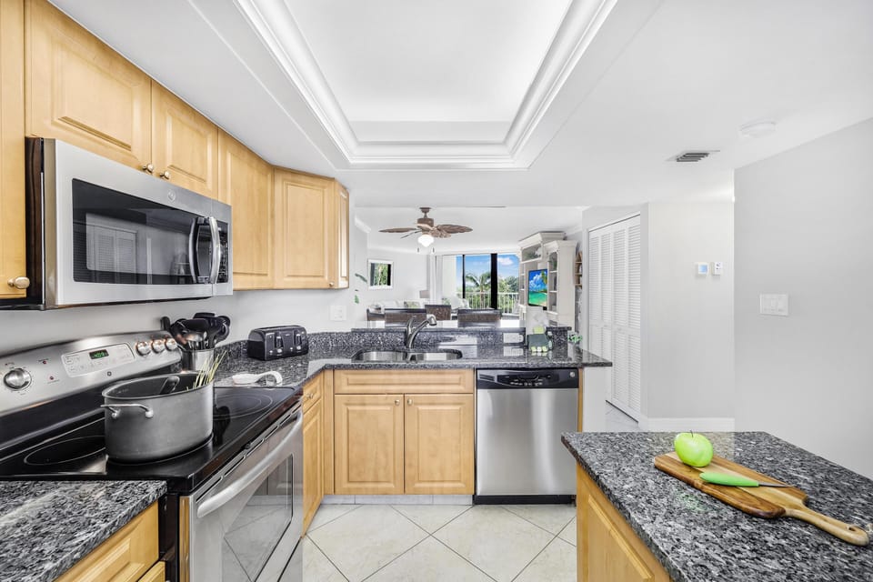 Condo, Multiple Beds (Beachfront condo in resort-style comm) | Private kitchen | Fridge, microwave, oven, stovetop