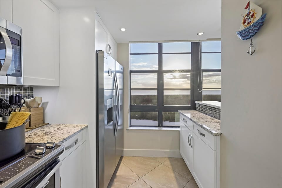 Condo, 1 Queen Bed (Beachfront condo with pool and dazzli) | Private kitchen | Fridge, microwave, oven, stovetop