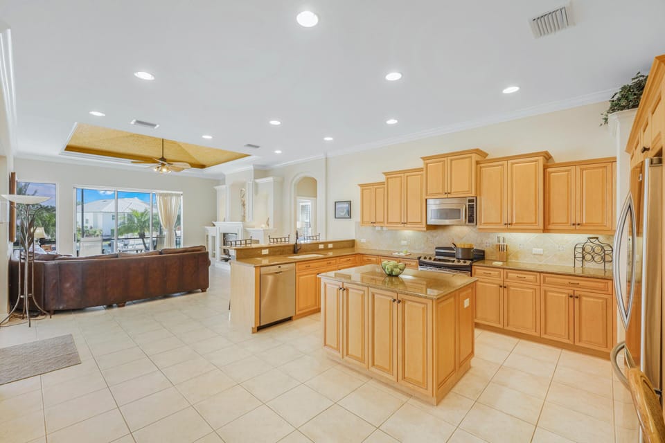 House, Multiple Beds (Waterfront home with pool, spa and bo) | Private kitchen | Fridge, microwave, oven, stovetop