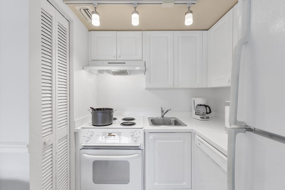 Condo, 1 Queen Bed (Relaxing inland condo with pool and s) | Private kitchen | Oven, toaster