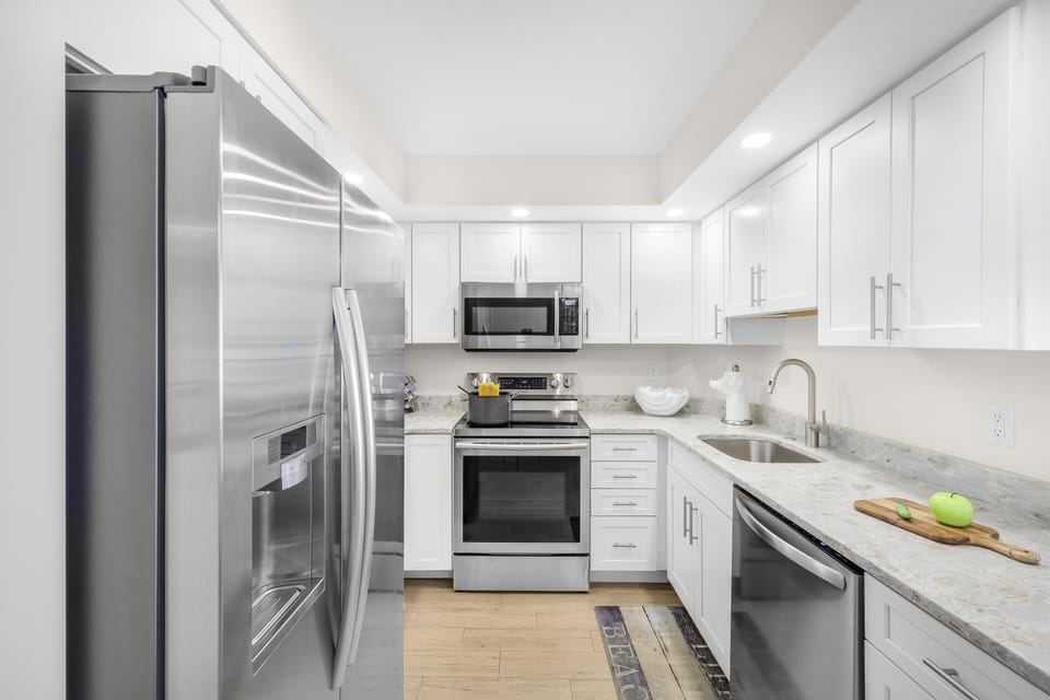 Condo, 1 King Bed with Sofa bed (Inviting condo on beach with pool and) | Private kitchen | Fridge, microwave, oven, stovetop