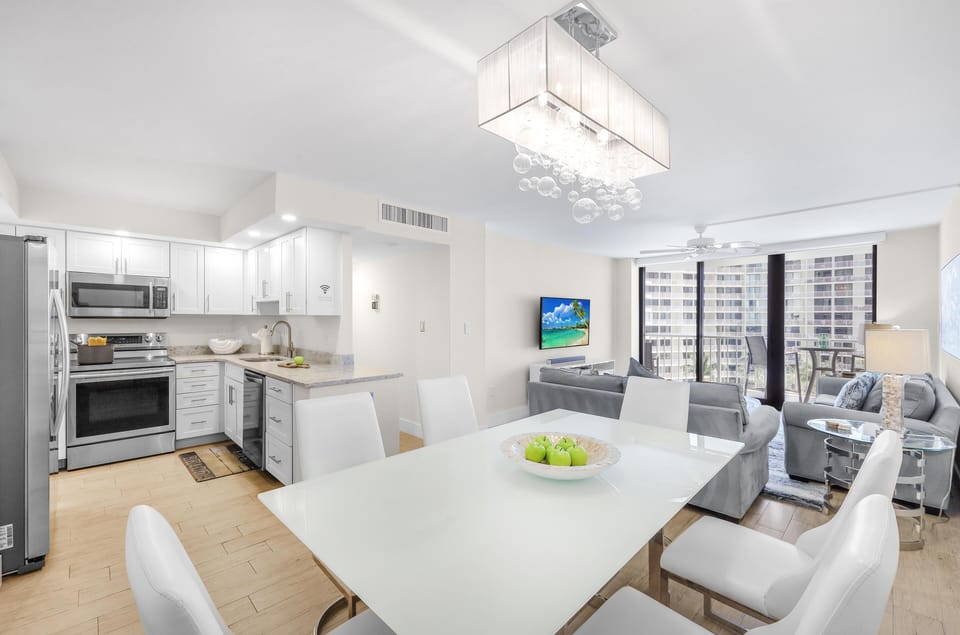 Condo, 1 King Bed with Sofa bed (Inviting condo on beach with pool and) | Dining