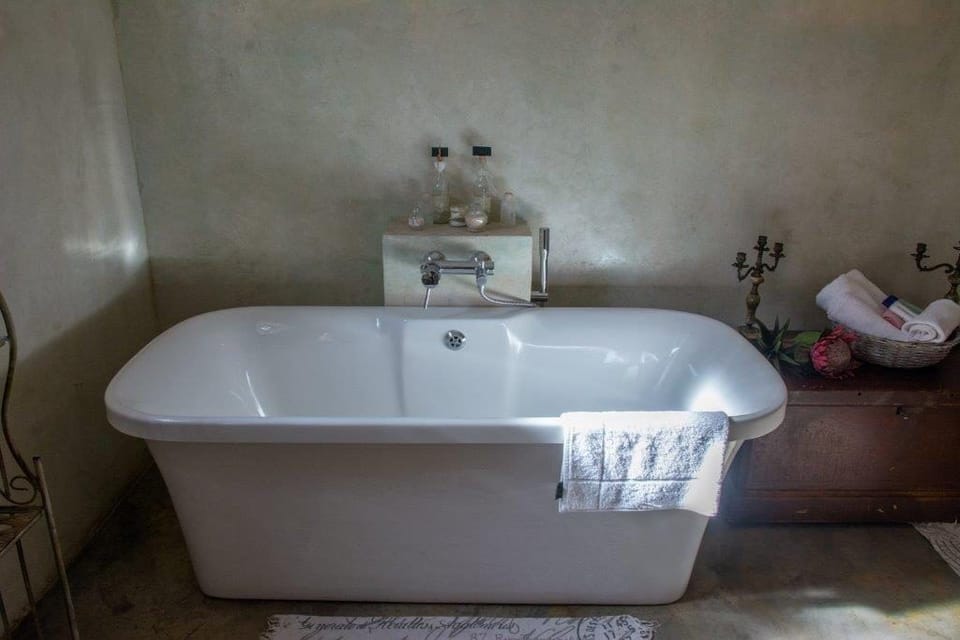 Deep soaking bathtub