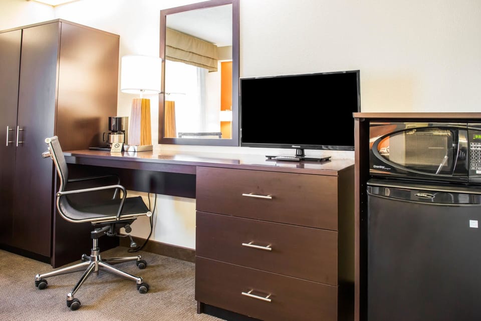 Standard Room, 1 King Bed, Non Smoking | Desk, free WiFi, bed sheets