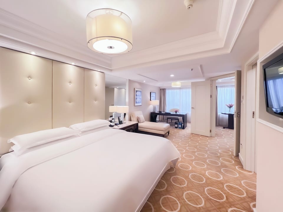 Club Suite, 1 King Bed | 1 bedroom, premium bedding, down comforters, minibar