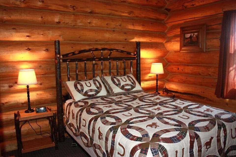 Traditional Cabin, Mountain View | 2 bedrooms, free WiFi, bed sheets