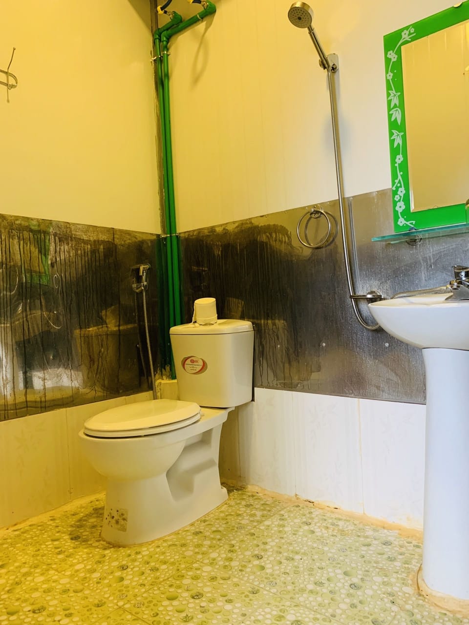 Shower, rainfall showerhead, free toiletries, hair dryer
