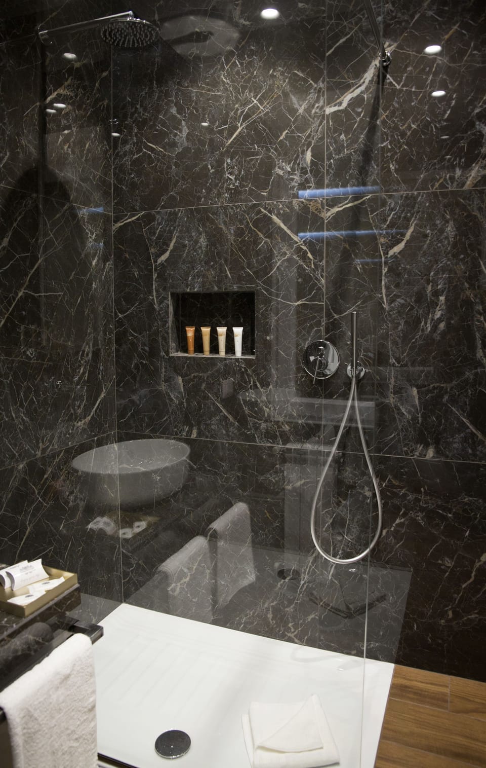 Deluxe Triple Room, Balcony | Bathroom | Shower, hair dryer, towels