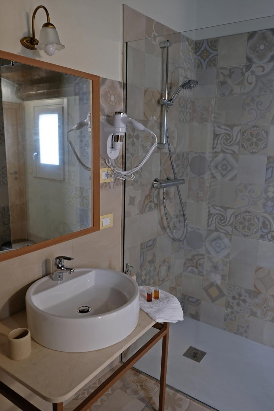 Shower, free toiletries, hair dryer, bidet