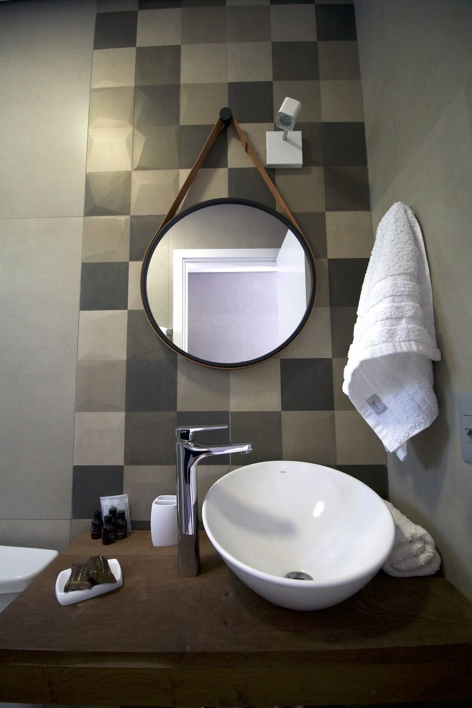 Separate tub and shower, jetted tub, free toiletries