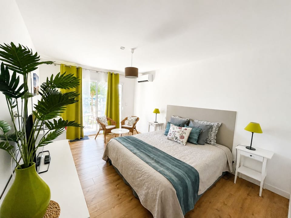 Deluxe Double Room (V) | Premium bedding, desk, laptop workspace, blackout drapes