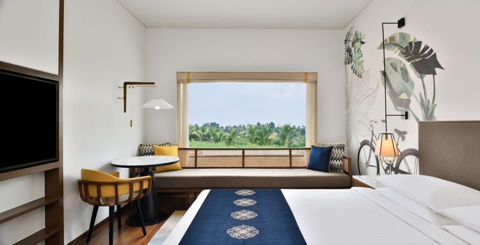 Room, 1 King Bed, Smoking | 1 bedroom, hypo-allergenic bedding, down comforters, minibar