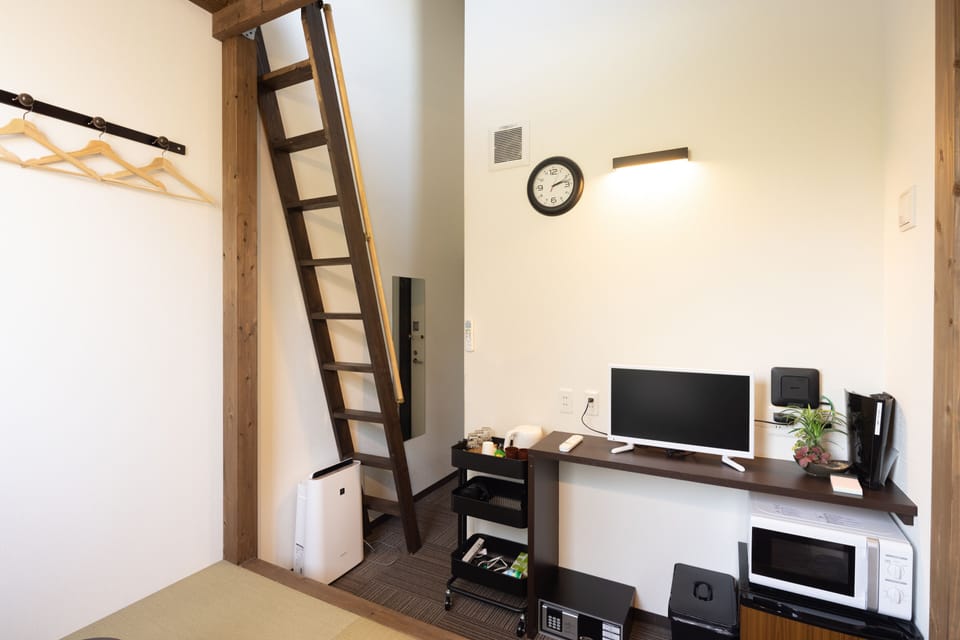 Basic Loft, Multiple Beds | Free WiFi, bed sheets