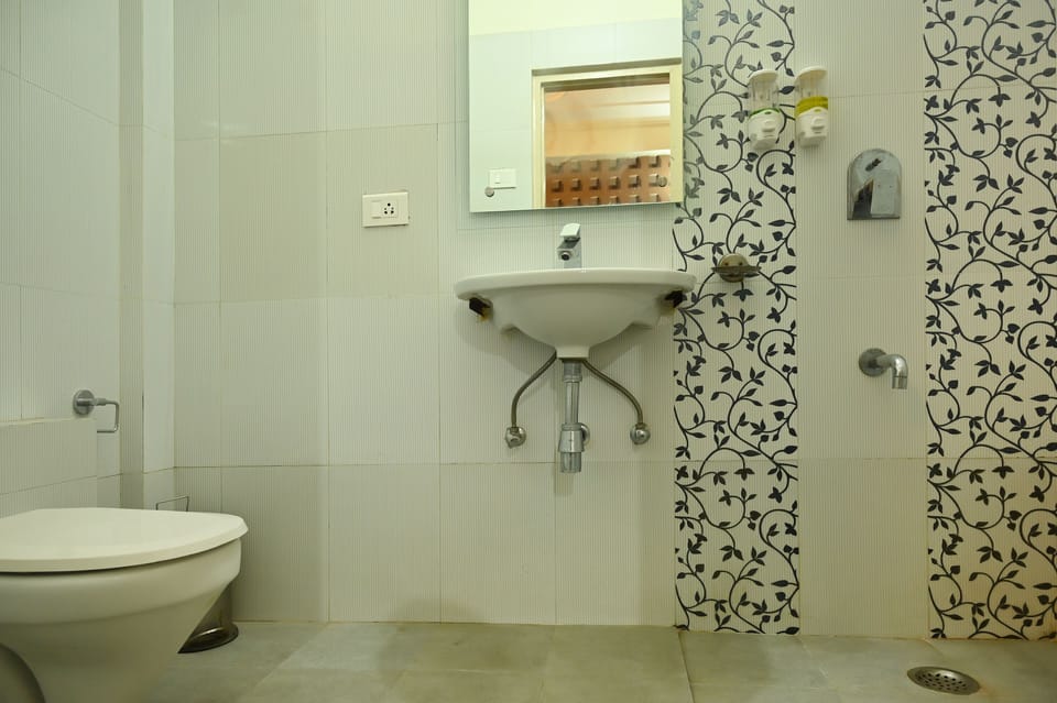 Shower, rainfall showerhead, free toiletries, hair dryer