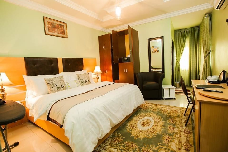 Luxury Room | In-room safe, desk, laptop workspace, blackout drapes