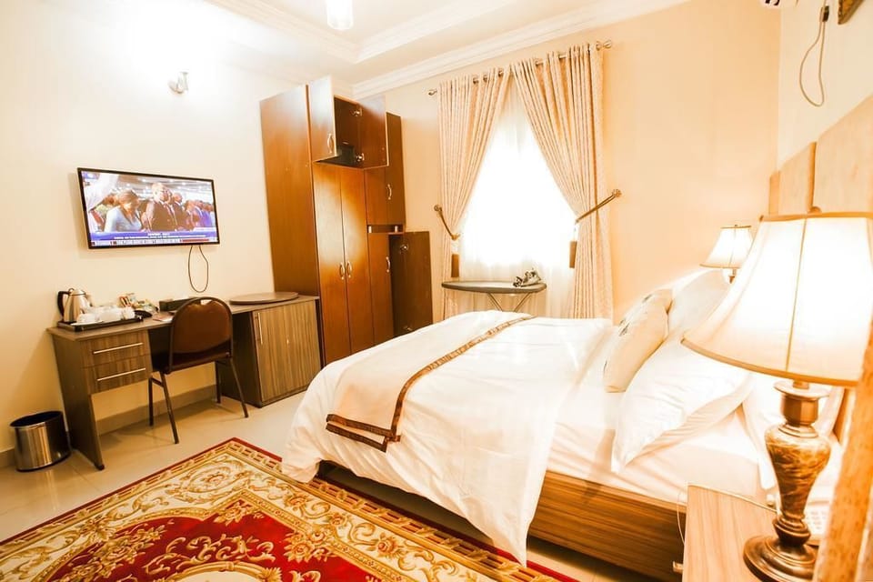 Executive Room | In-room safe, desk, laptop workspace, blackout drapes