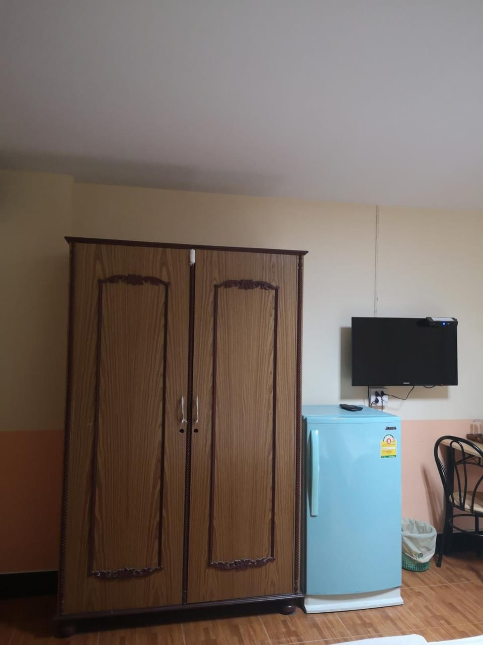 Desk, free WiFi, bed sheets