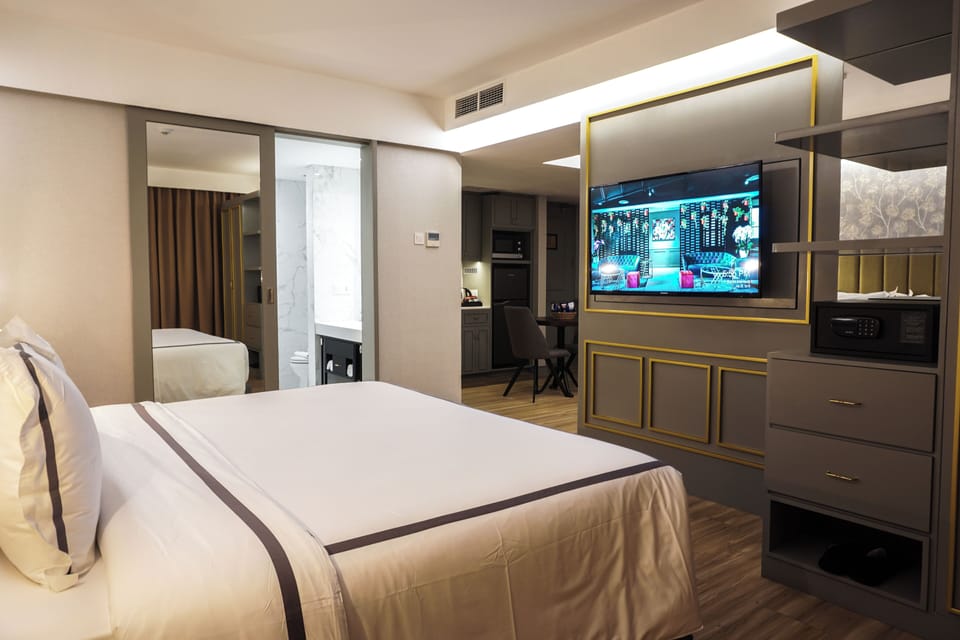 Suite | Premium bedding, free minibar, in-room safe, blackout drapes