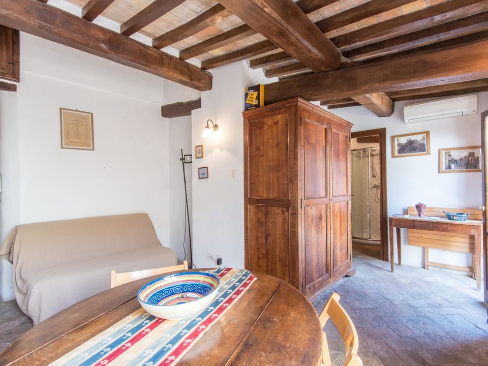 Apartment, Terrace (1 Bedroom) | Living area | Flat-screen TV, books