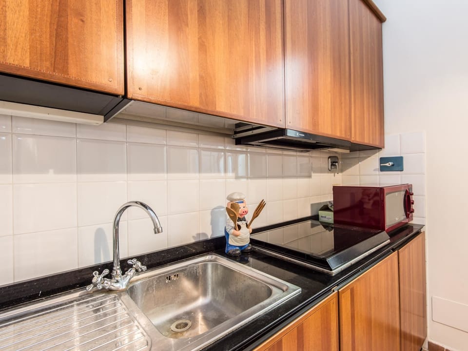 Apartment (4 Bedrooms) | Private kitchen | Fridge, microwave, oven, stovetop