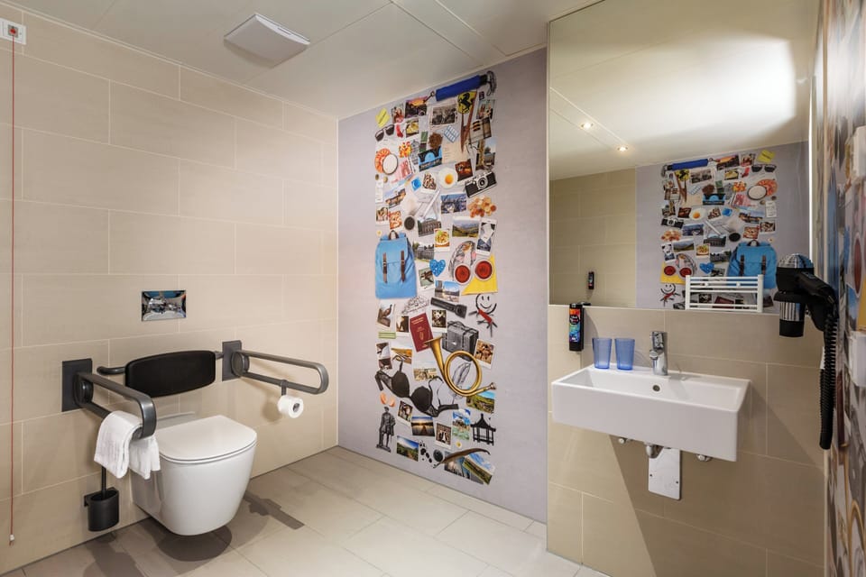 Standard Room, 1 Queen Bed, Accessible | Bathroom | Shower, free toiletries, towels
