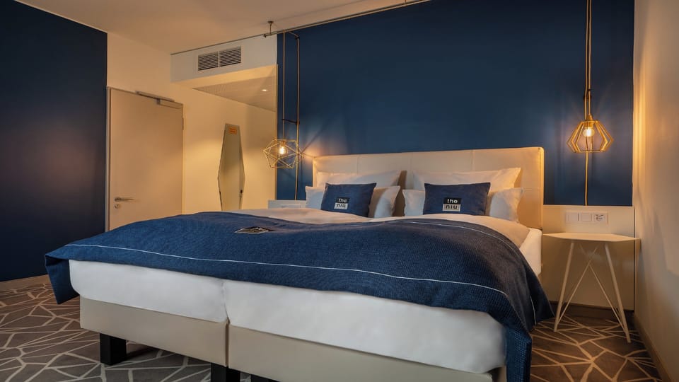 Premium bedding, in-room safe, blackout drapes, soundproofing