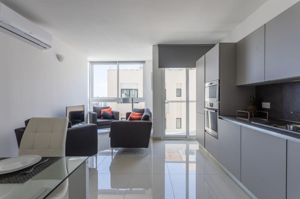 City Apartment, 3 Bedrooms (4055) (Emms 2) | Private kitchen | Full-size fridge, microwave, oven, stovetop