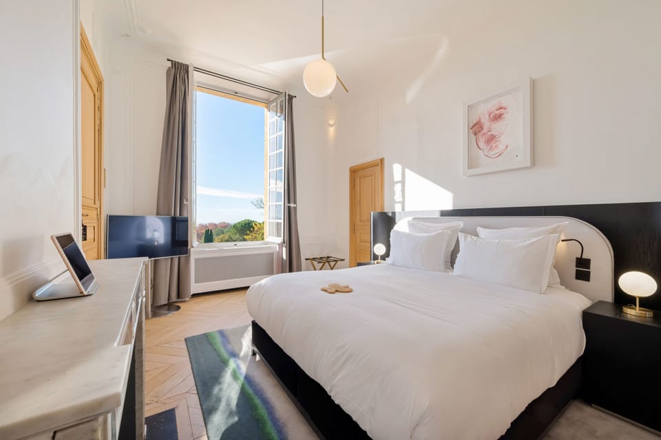 Suite Chateau Prestige | Premium bedding, minibar, in-room safe, individually decorated