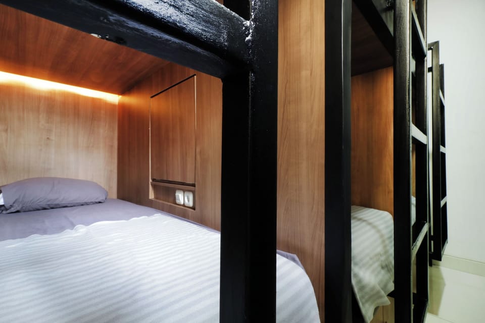 Capsule Single Bed B | Desk, free WiFi