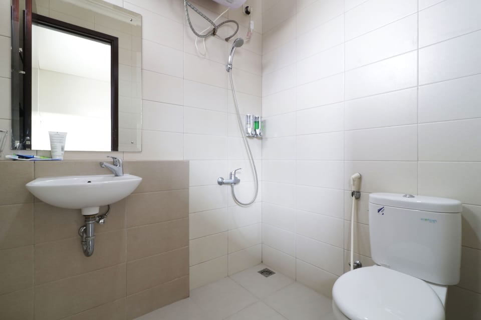 Shower, bidet, towels