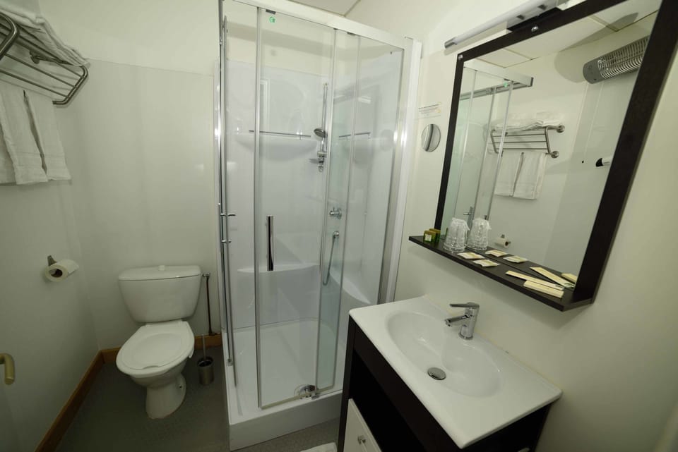 Classic Double or Twin Room, 2 Twin Beds | Bathroom | Hair dryer, towels, soap, shampoo