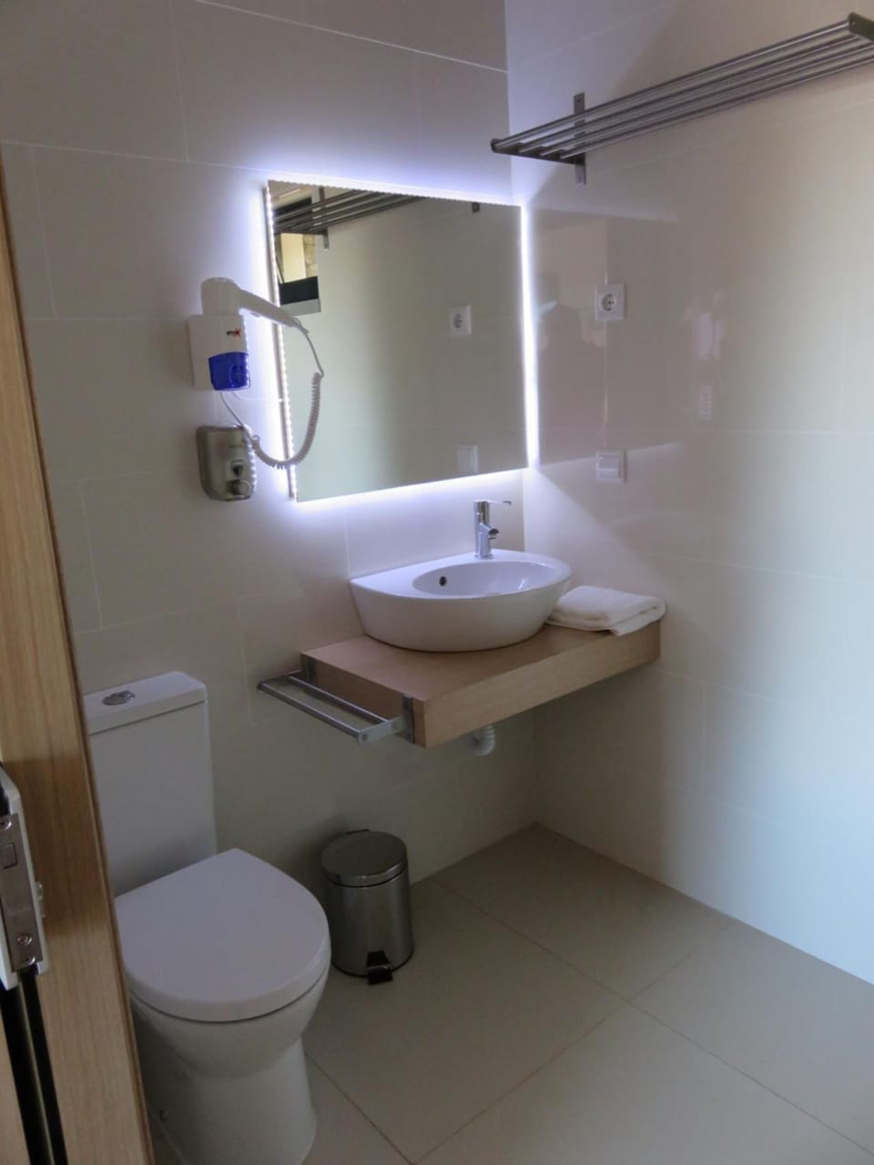 Shower, rainfall showerhead, free toiletries, hair dryer