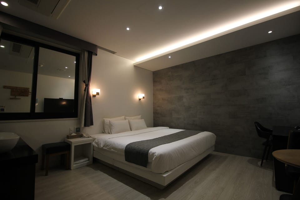 Standard Double Room, No Smoking, Base and Max 2 person | Soundproofing, iron/ironing board, free WiFi