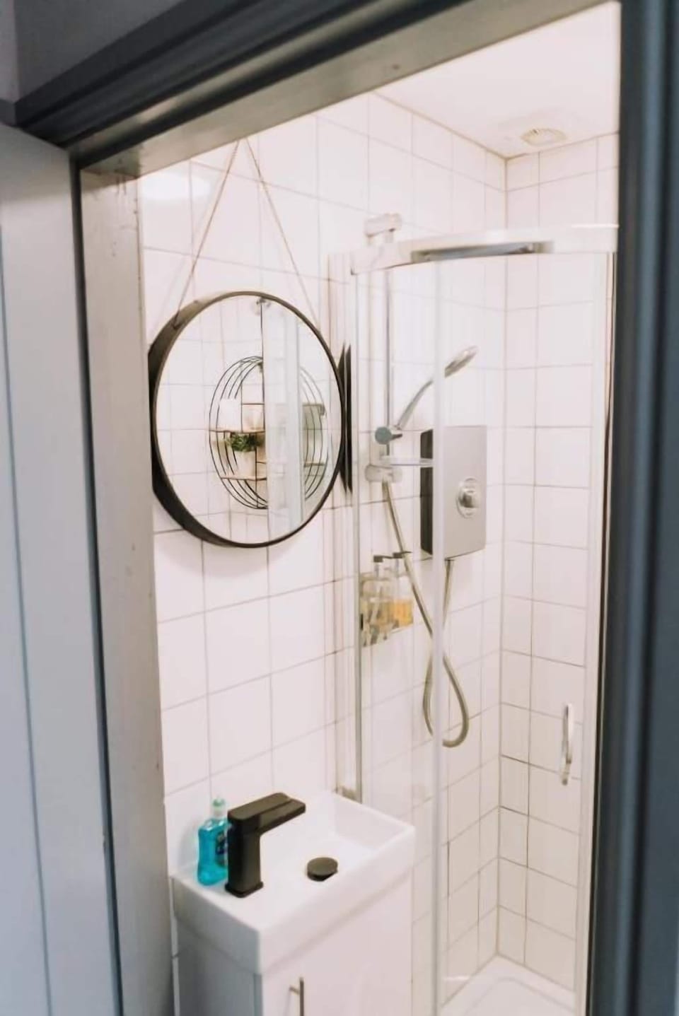Economy Double Room | Bathroom | Shower, hair dryer, towels