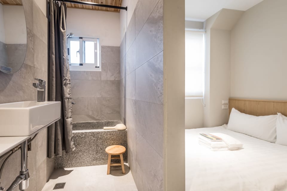 Japan Double Room | Bathroom | Shower, hydromassage showerhead, free toiletries, hair dryer
