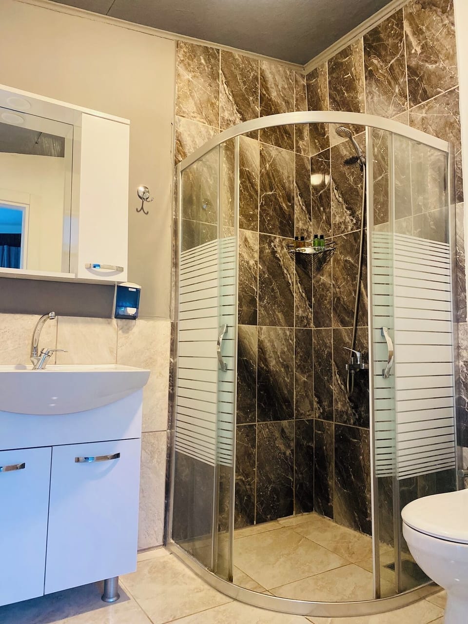 Design Triple Room, Courtyard View | Bathroom | Shower, free toiletries, hair dryer, slippers
