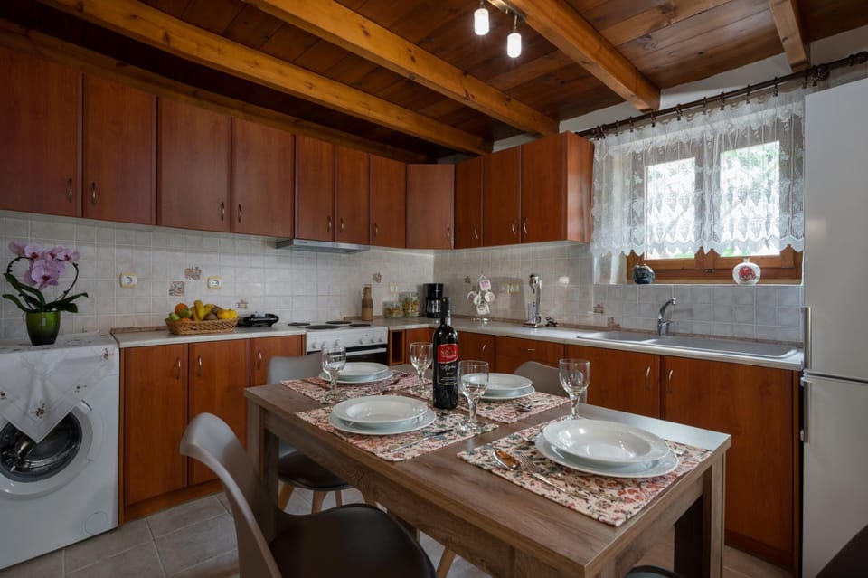 Traditional House | Private kitchen | Full-size fridge, oven, stovetop, coffee/tea maker