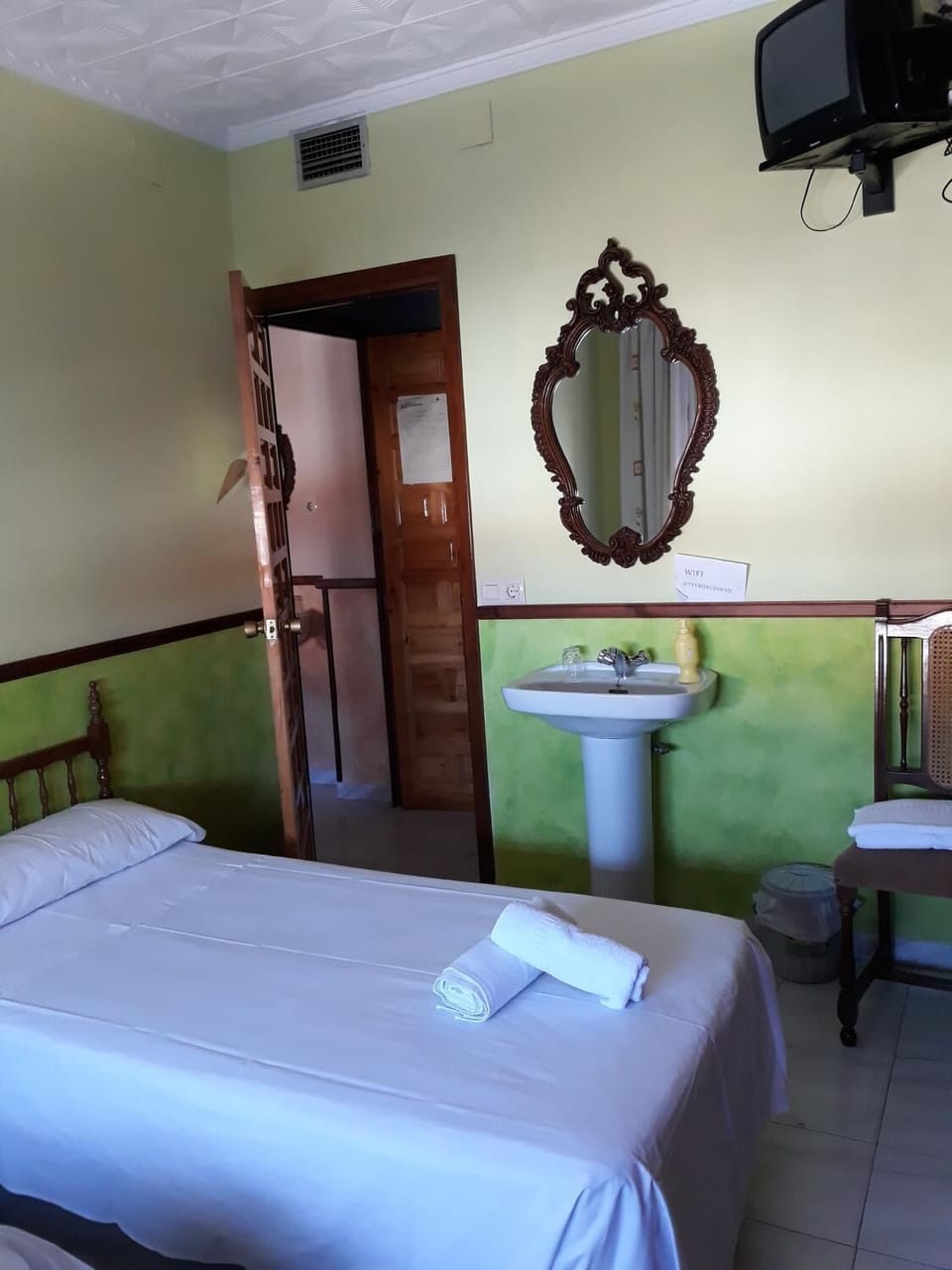 Iron/ironing board, free WiFi, bed sheets