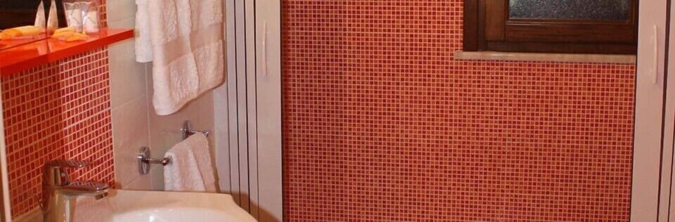 Double Room, 1 Queen Bed | Bathroom | Shower, hair dryer, bidet, towels