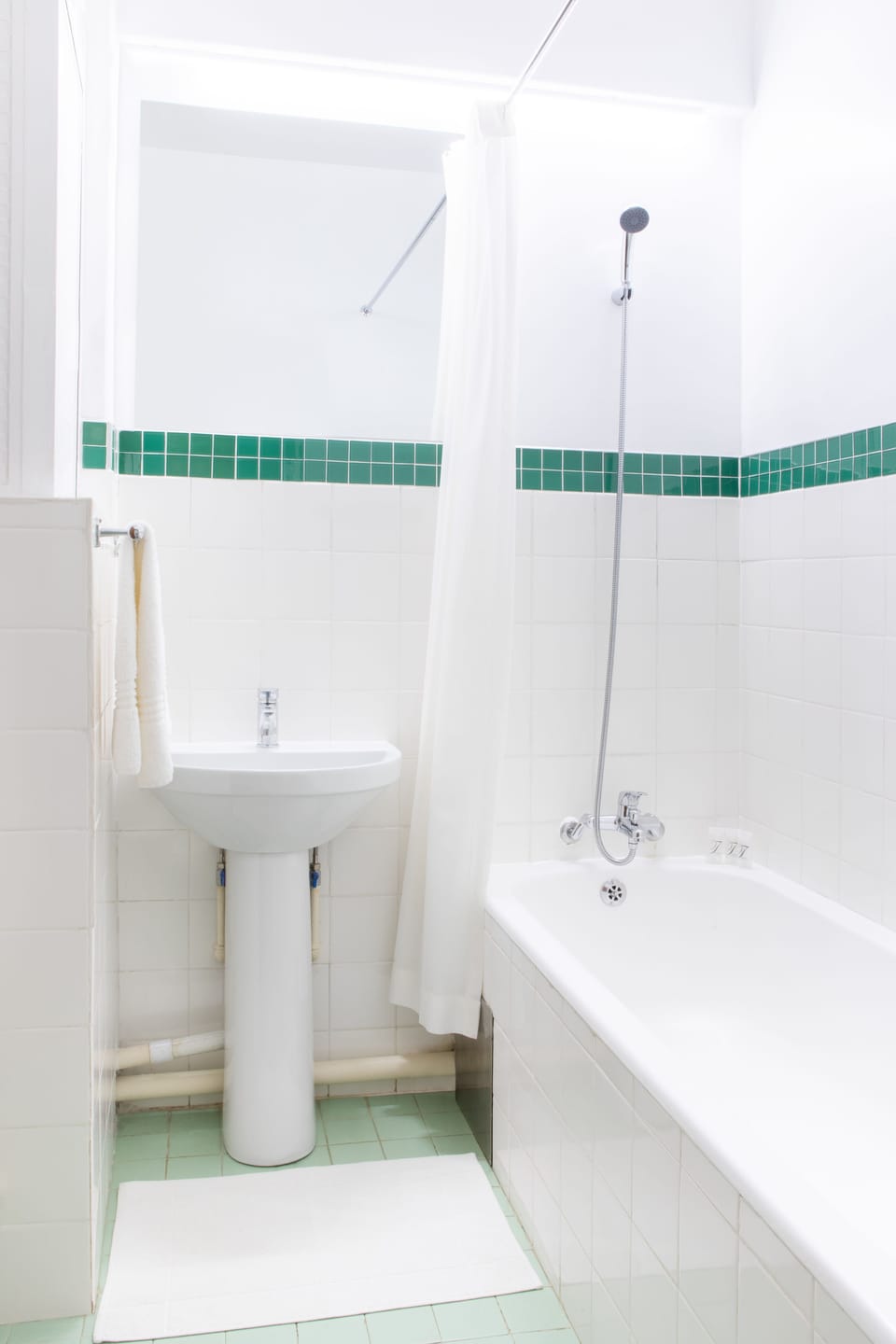 Combined shower/tub, free toiletries, hair dryer (on request), towels