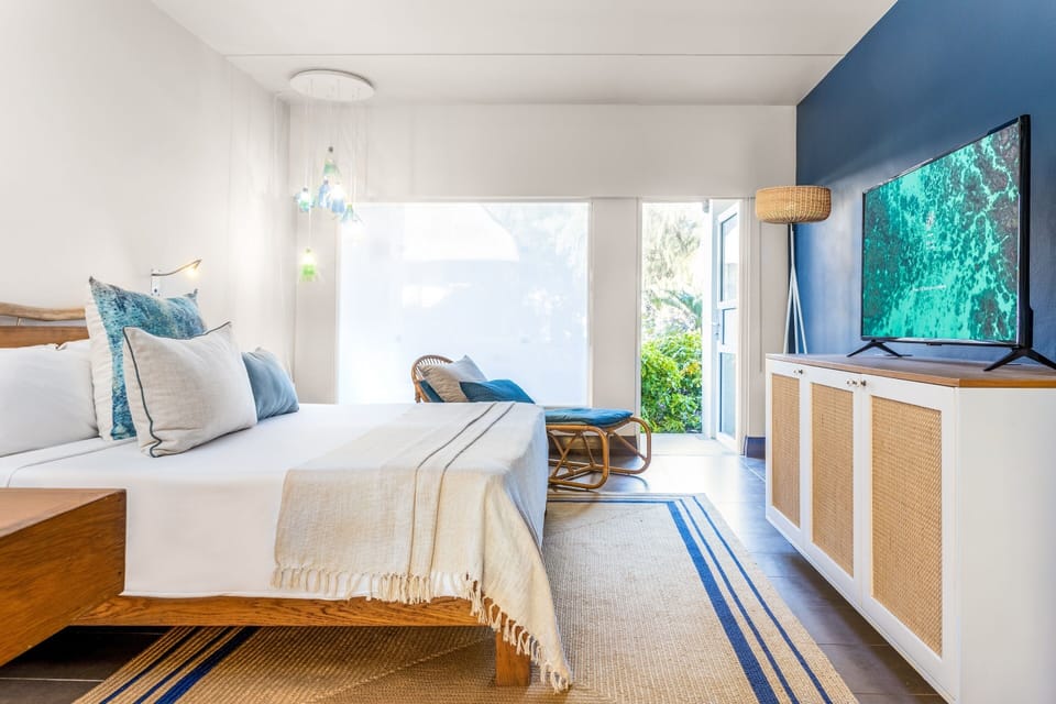 Premium bedding, minibar (some free items), in-room safe, WiFi (free)