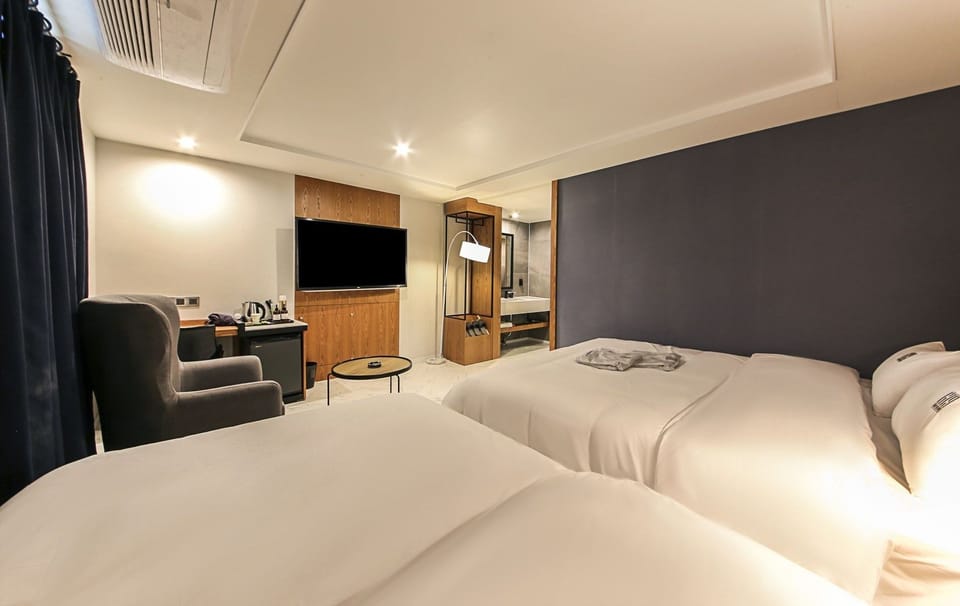 Suite | Premium bedding, memory foam beds, desk, laptop workspace