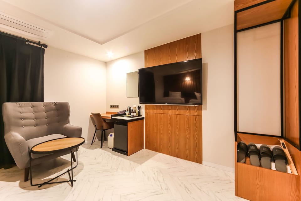 Suite | Living area | Flat-screen TV, computer, pay movies