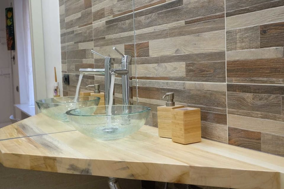 Business Double Room, 1 Queen Bed (Camera 1) | Bathroom sink
