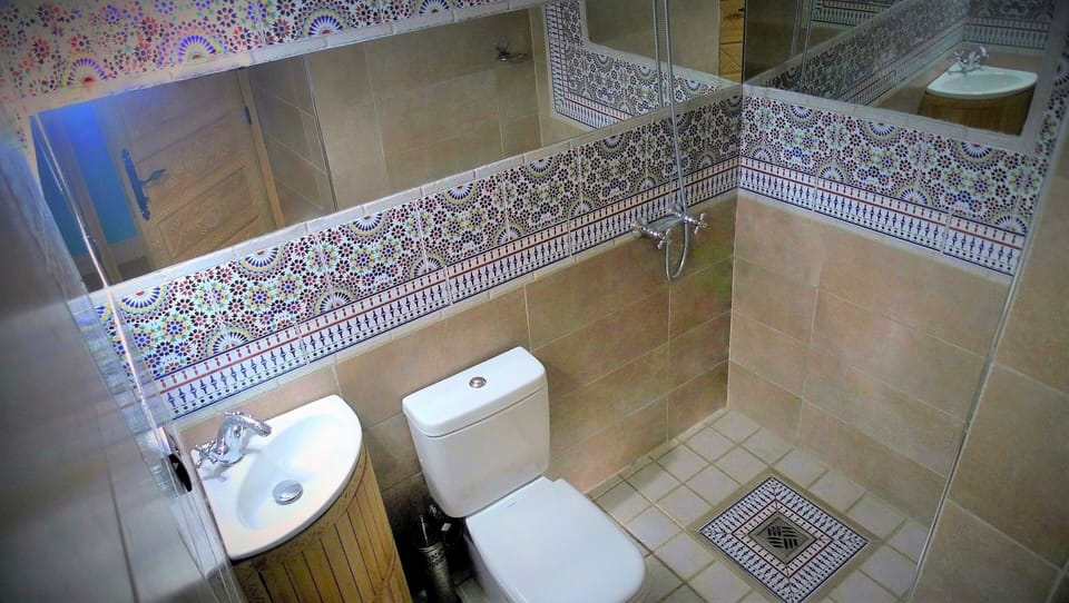 Classic Double or Twin Room | Bathroom | Shower, free toiletries, bathrobes, towels