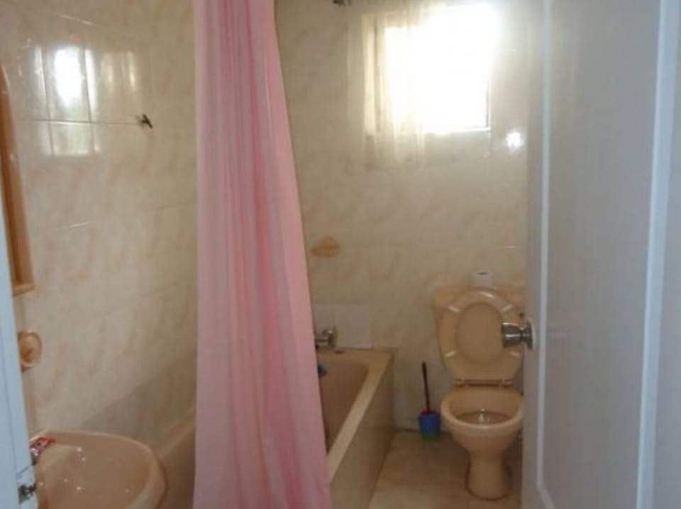 Combined shower/tub, free toiletries, towels, soap