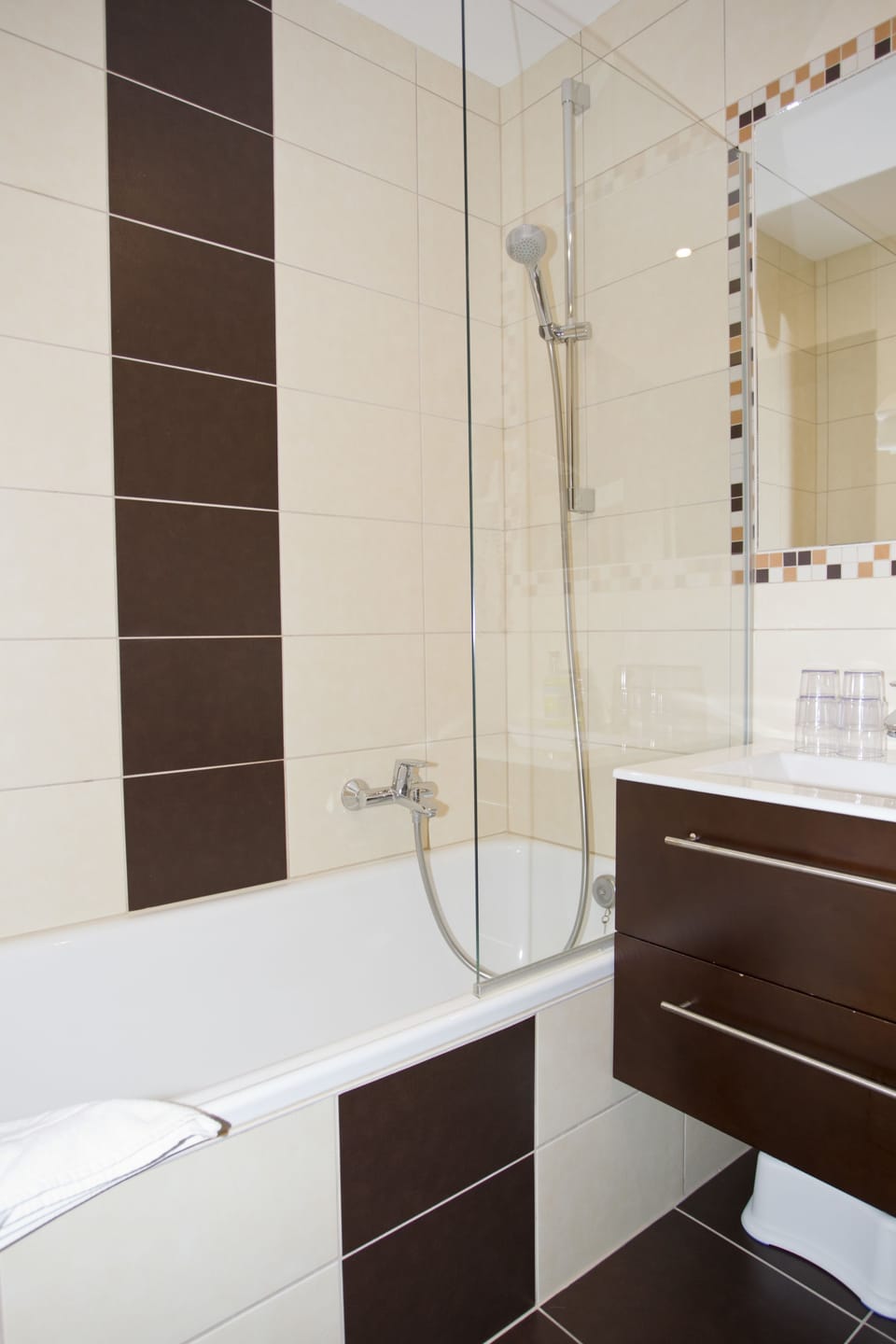 Combined shower/tub, spring water tub, free toiletries, hair dryer